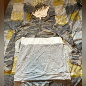Camo 1/4 zip hoodie - medium